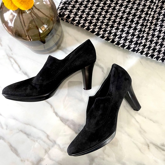 Aquatalia Shoes - Aquatalia All Weather Suede Ankle Bootie- Like New